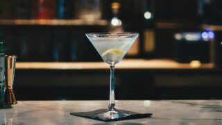 クラシックカクテルの種類を知れば、バーがもっと楽しくなる