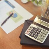 カフェ経営で月いくら稼げば黒字？利益が出る仕組みを数字で解説
