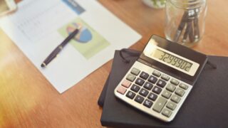 カフェ経営で月いくら稼げば黒字？利益が出る仕組みを数字で解説