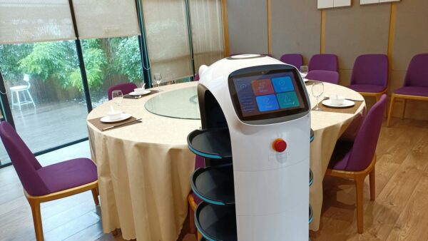 ロボット接客の最前線｜飲食業界で進む自動化と無人化の未来