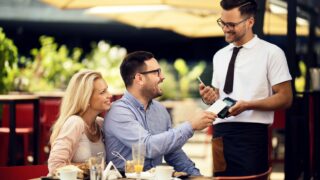 飲食店スタッフ必見！接客英語フレーズ90選｜外国人観光客に伝わる接客とは？