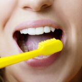 歯の黄ばみを防ぐ食べ物・飲み物リスト｜ホワイトニング後にNGなものとは？