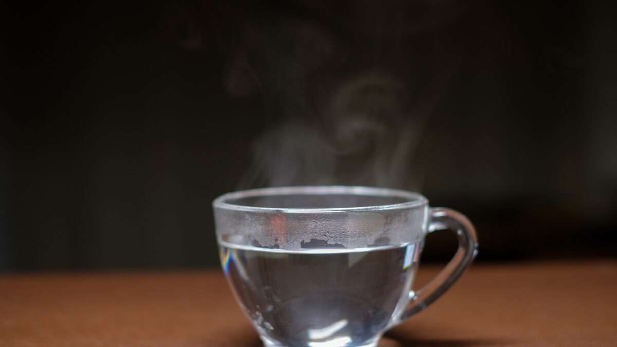 白湯を飲むだけで代謝アップ?|効果を高める作り方・温度・タイミングまとめ - F&B Scene 白湯を飲むだけで代謝アップ?|効果を高める作り方・温度・タイミングまとめ