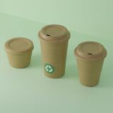 プラスチックフリーの波、テイクアウトカップが変わる──次世代素材と世界の最新動向