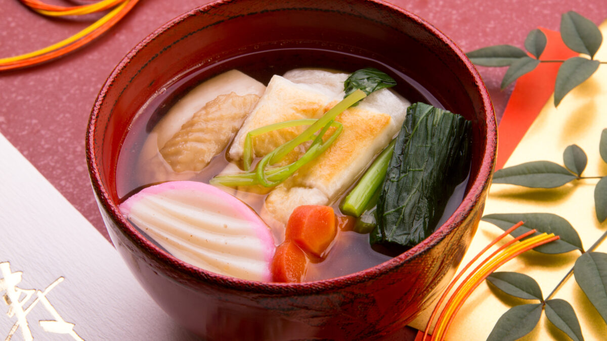 お雑煮とは？由来や歴史、正月に食べる理由をわかりやすく解説