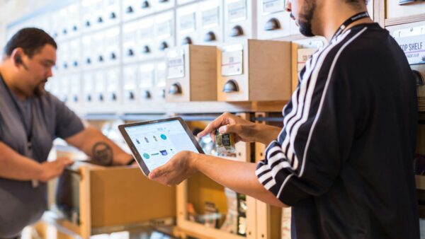 飲食店の利益を圧迫する洗剤やラップ等の消耗品費。1円の節約より重要なのは「管理の仕組み」です。在庫可視化、発注アプリの活用、経営工学（EOQ）の視点で無駄を根絶し、利益率を劇的に改善する戦略を解説します。