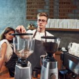 5月の新人離職は防げる！飲食店店長が知るべき「リアリティ・ショック」の対策と、心理学に基づいたフィードバック技術を徹底解説。放置厳禁の5月を乗り切る「3つの質問」と「4:1の法則」で、定着率を劇的に改善しましょう。