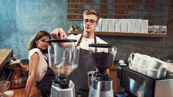 5月の新人離職は防げる！飲食店店長が知るべき「リアリティ・ショック」の対策と、心理学に基づいたフィードバック技術を徹底解説。放置厳禁の5月を乗り切る「3つの質問」と「4:1の法則」で、定着率を劇的に改善しましょう。