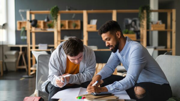 新人の「分かったつもり」が招くミスを根絶！飲食店店長必見の「逆レクチャー（ティーチバック）」導入ガイド。認知心理学に基づき、新人に手順を「説明」させることで理解度を100%にする技術を伝授。ミス激減と離職防止を両立するプロの指導術です。
